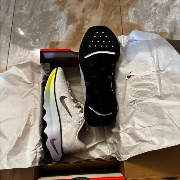 Nike Women Motiva Hydrangea - Picture 3 of 6